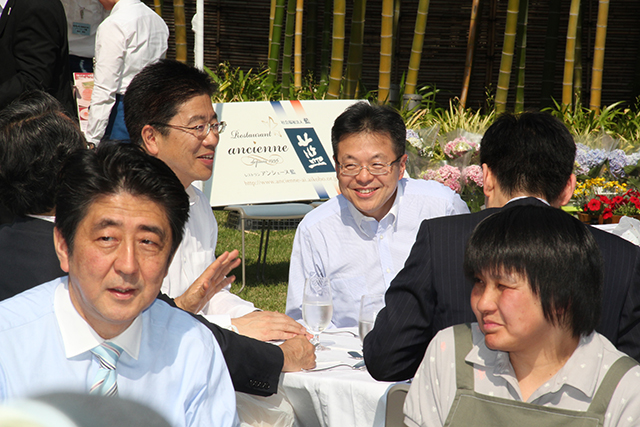首相官邸で安倍総理と障碍者との集いに参加
