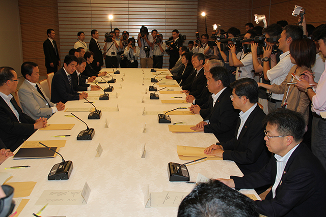 政府与党政策懇談会で中期財政計画など議論