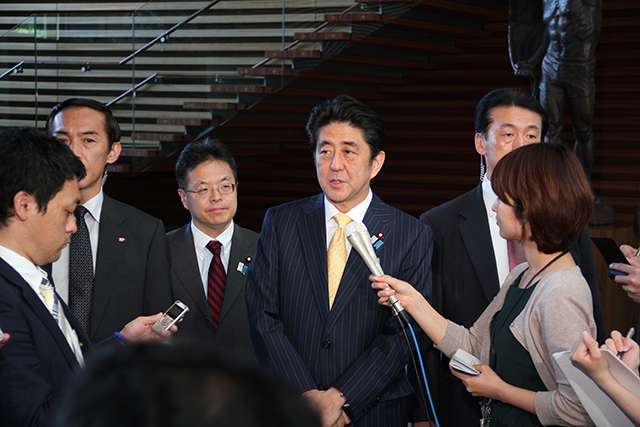 ミャンマー出発前に首相官邸で総理ぶら下がり