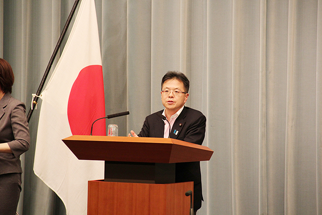 副長官として内閣官房長官記者会見を代行